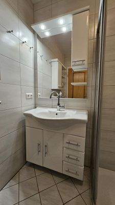 weiße Sanitärobjekte + Fliesen