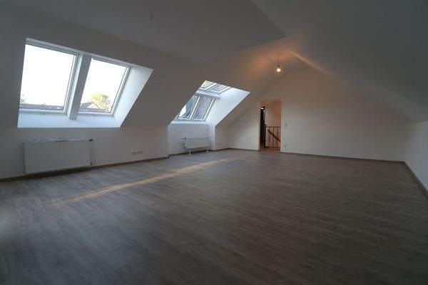 Großzügiges Schlafzimmer 