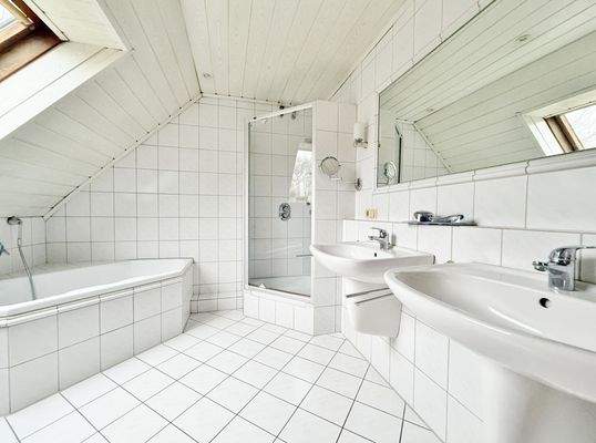 2. Haus – OG / helles Vollbad