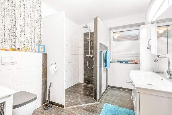 Duschbad - linke Wohneinheit