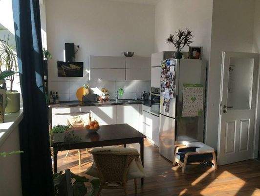 Moderne Küche mit Essplatz