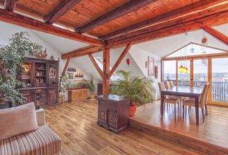 Essplatz mit Zugang zum Balkon