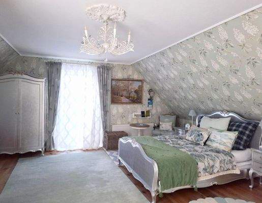 grosses, helles Schlafzimmer