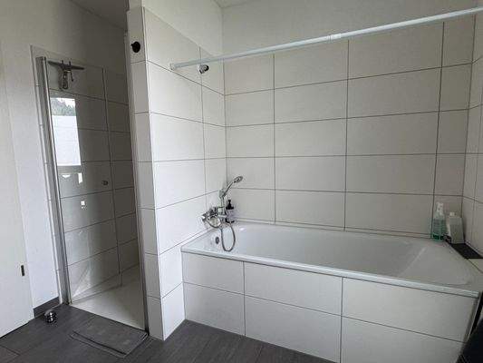 Ebenerdige Dusche und Wanne