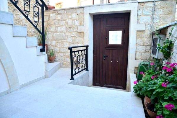 Kreta, Margarites: Renoviertes Steinhaus im Dorf zu verkaufen