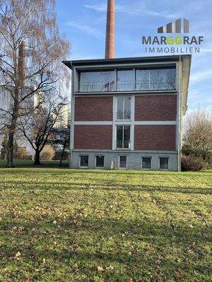 Bürogebäude und Umgebung