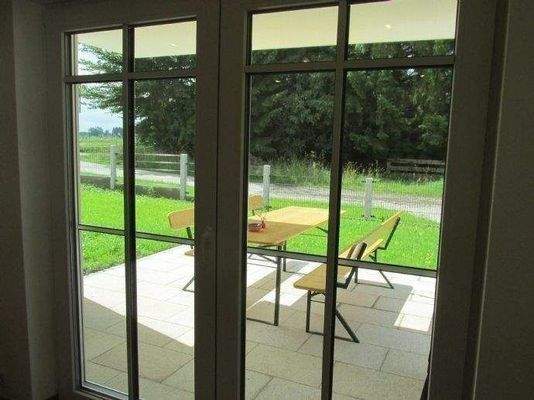 Blick auf die Terrasse und in den Garten