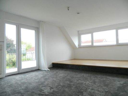 gr. helles Wohn-Ess-Zimmer mit Balkon OG