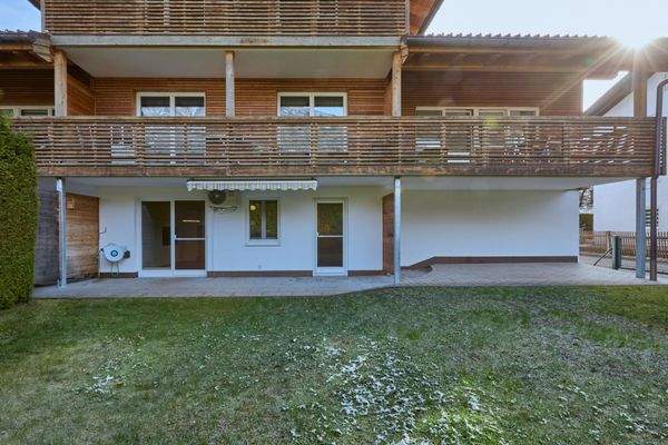 03 Terrasse und Stellplatz