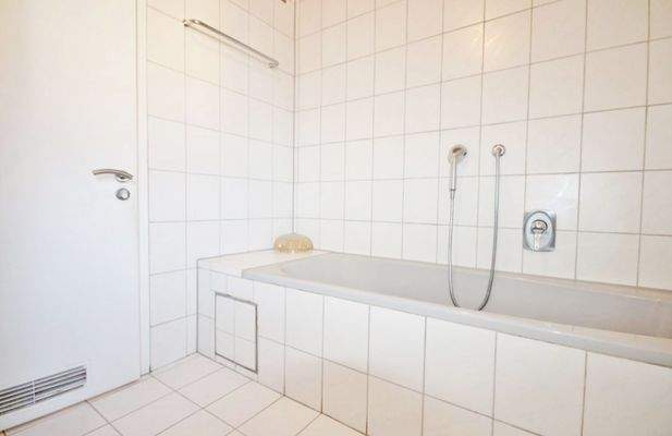 Badezimmer - Wohnung - Nr. 2 - Altbau  (OG)