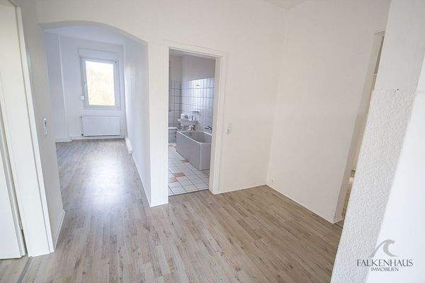 Diele Blick Richtung Wohnraum und Bad