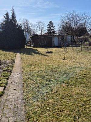 Garten mit Nebengebäude