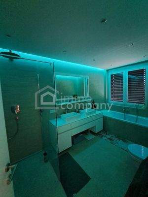 2. Bad mit Dusche und Badewanne