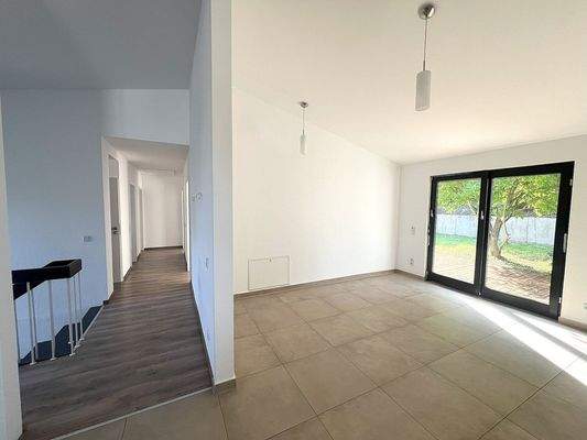 Blick zum Wohnbereich und zum Flur im Obergeschoss