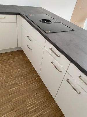 Diverse Schubladengrößen unter Kochinsel