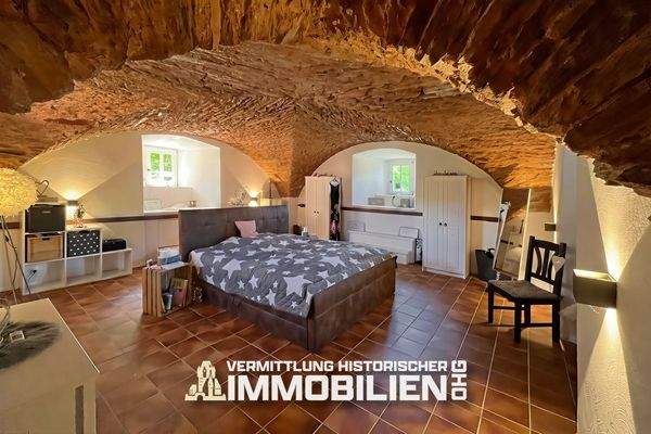 Master-Schlafzimmer im markanten Eckturm