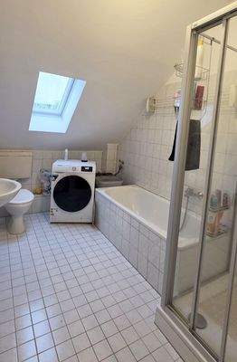 Bad mit Wanne - Dusche -Fenster.jpg