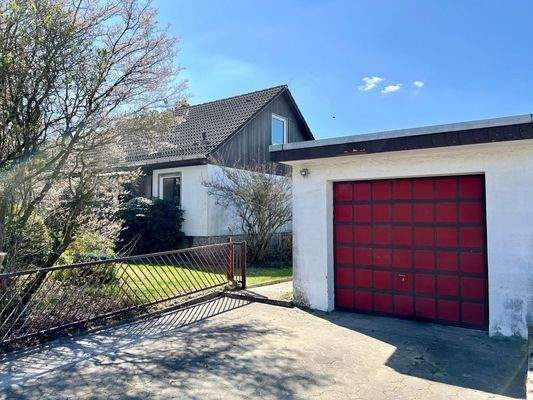 Hausansicht mit Garage