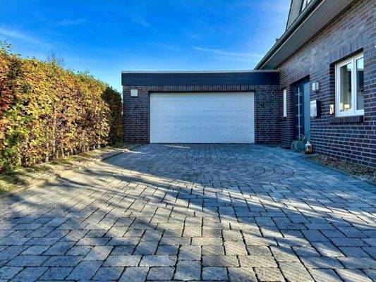 Vordere Hausansicht mit Doppelgarage