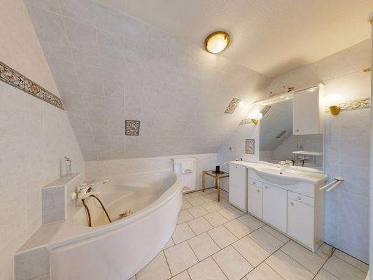Tageslicht-Vollbad Wohnung 3 im Dachgeschoss