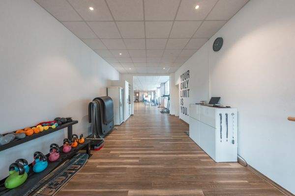 Durchgang Trainingsraum  (Physiotherapie)