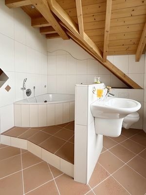 3) Badezimmer OG Wanne