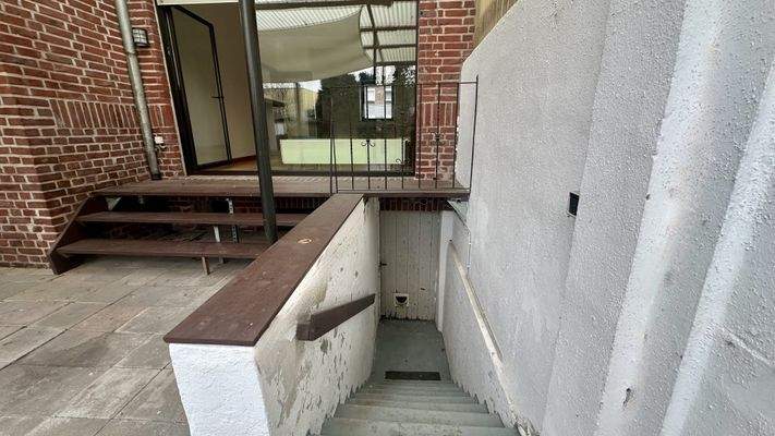 Garten - Terrasse und Kellertreppe Außen