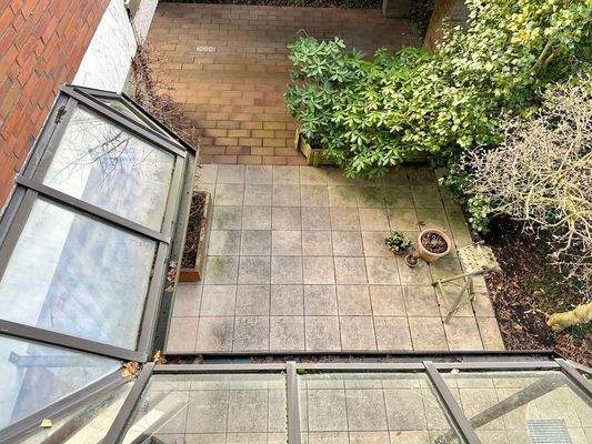 - teilweise überdacht.