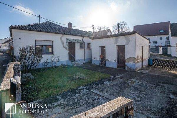 Vorhof/-Garten mit Schuppen