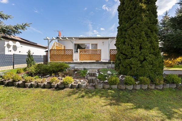 Sicht Garten auf Terrasse