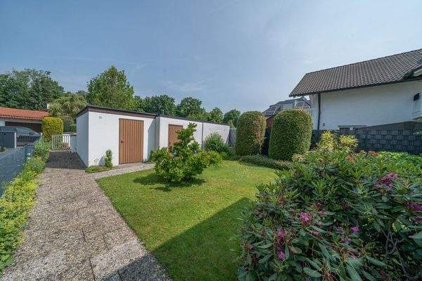 Vordergarten und Garagen