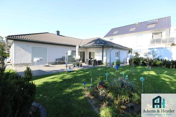 Garten mit großer Terrasse