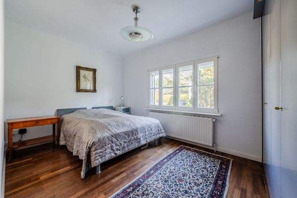 Großzügiges Schlafzimmer