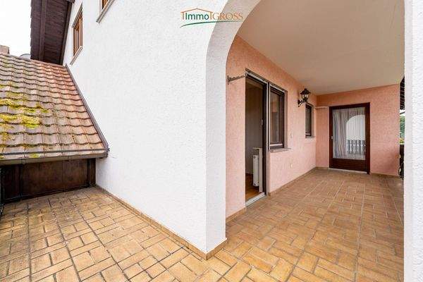 EG - Überdachte Terrasse mit Platz zum Grillen