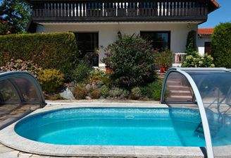 Top Haus und Pool.jpg