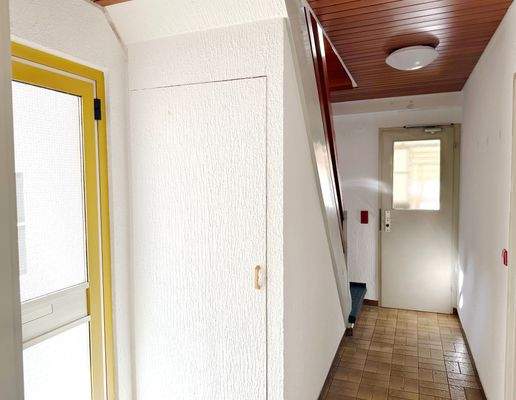 Hauptgebäude seitl Eingang zu Wohnung 1