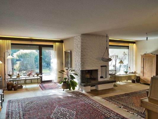 Großzügiger Wohnbereich mit Kamin