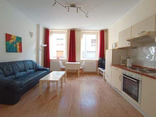 Wohnzimmer mit offener Küchenzeile