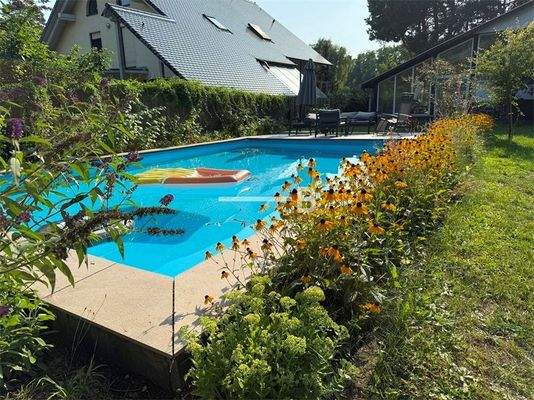 Pool mit Blumenrabatte