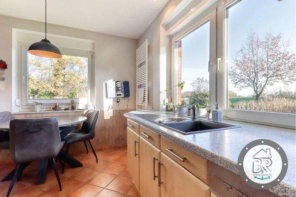 Helle Arbeitsbereiche mit Gartenblick