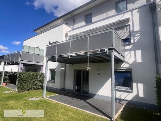 Terrasse in süd-/westlicher Ausrichtung mit Zugang zum Garten