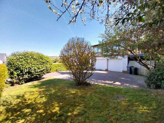 Garage und Stellplätze