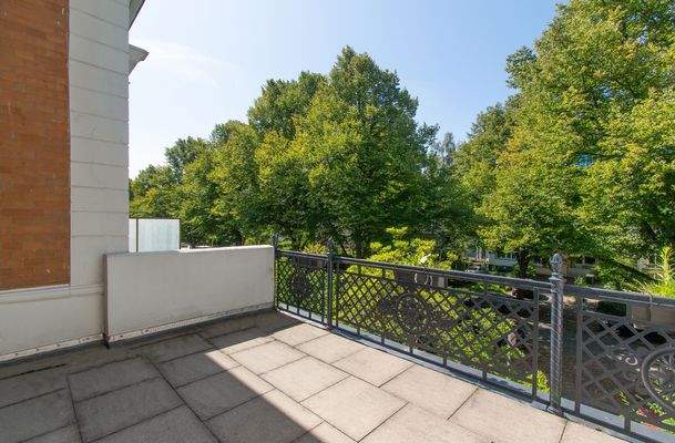 Großer, sonniger Balkon bietet gemütliche Abende