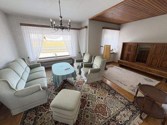 Wohnzimmer mit großem Fensterelement