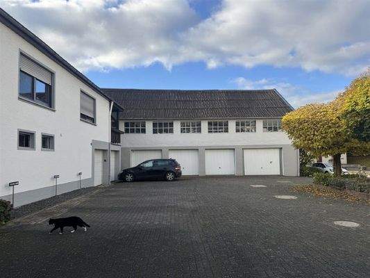 Innenhof mit Garagen
