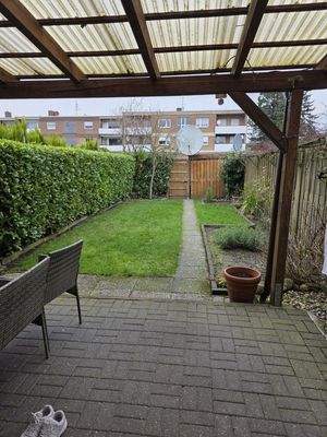 Überdachte Terrasse mit Garten