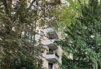 Hausansicht mit Blick ins Grüne