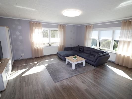 geräumiges Wohnzimmer