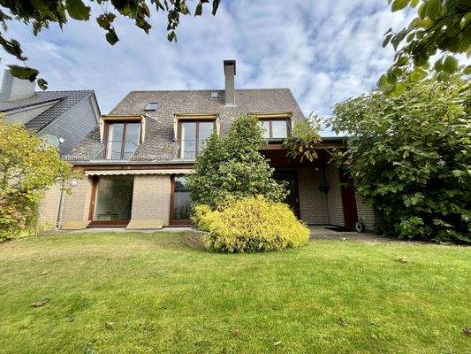 rückwärtige Hausansicht mit Garten