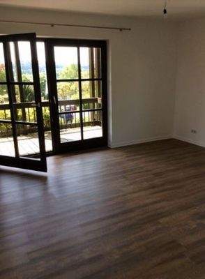 Wohnzimmer mit Balkon